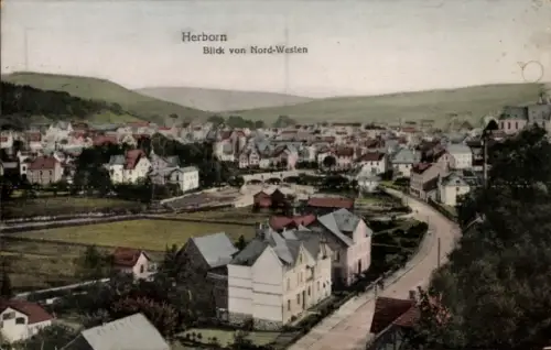 Ak Herborn in Hessen,  Blick von Nord-Westen, Landschaft, Häuser, Straßen