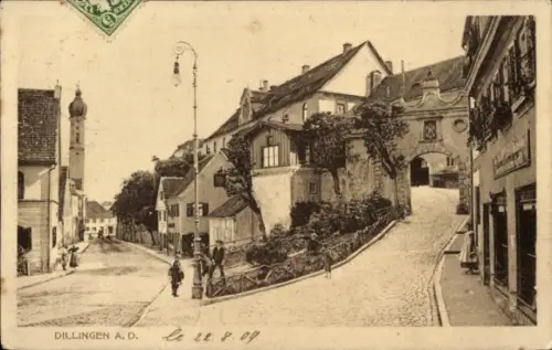 Ak Dillingen an der Donau ,  Straße, Häuser, Tor, Menschen