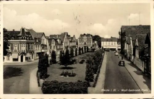 Ak Heide in Holstein, Wulf-Isebrand-Platz, Häuser, Bäume, Straße, Auto