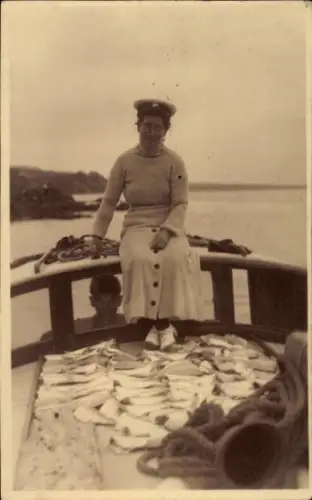 Foto Ak Neuseeland, Frau an Bord eines Schiffes