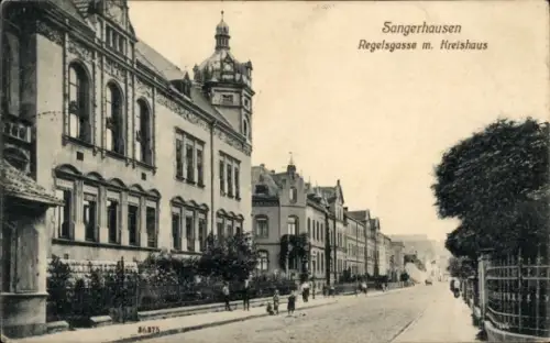 Ak Sangerhausen am Harz,  Regelsgasse, Kreishaus, Straßenansicht, Menschen