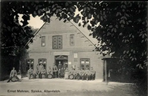 Ak Spieka Nordholz Wurster Nordseeküste, Soldaten posieren vorm Gasthaus Ernst Mehren