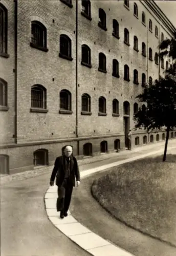 Ak Ernst Thälmann im Hof des Untersuchungsgefängnisses, Berlin Moabit, Mai 1934