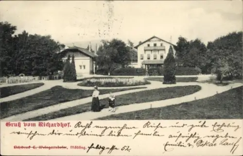 Ak Mödling in Niederösterreich, Gruß vom Richardhof, Gartenanlage, Familie mit Kind, 
