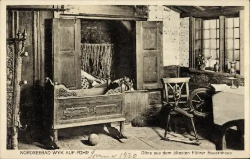 Ak Wyk auf Föhr in Nordfriesland, Döns aus dem ältesten Föhrer Bauernhaus, Spinnrad