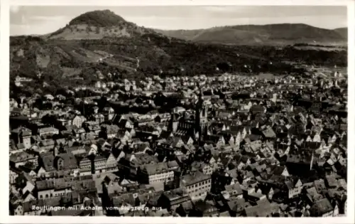 Ak Reutlingen in Württemberg, Luftaufnahme von  Achalm im Hintergrund, viele Dächer