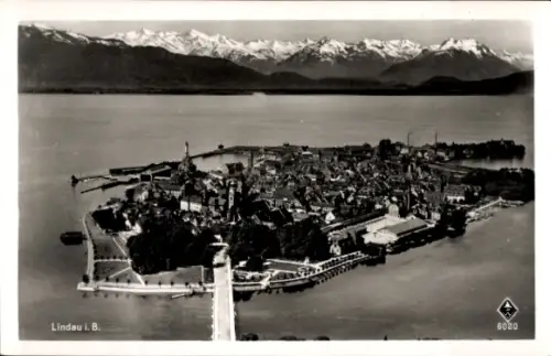Ak Lindau am Bodensee Schwaben, Luftaufnahme von  Bodensee, Berge im Hintergrund, nformat