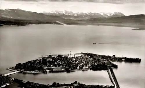 Ak Lindau am Bodensee Schwaben, Luftaufnahme von  Bodensee, Berge im Hintergrund, Schiff auf dem 