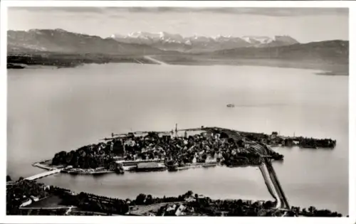 Ak Lindau am Bodensee Schwaben, Luftaufnahme von  Bodensee, Berge im Hintergrund, Boot auf dem Wa