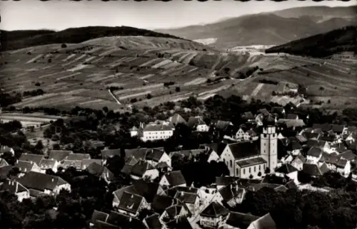 Ak Kirchhofen Ehrenkirchen im Breisgau, Landschaft mit Weinbergen, Dorfansicht, Kirche,  Fotograf