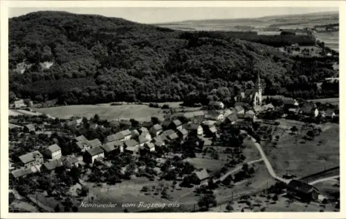 Ak Nonnweiler Saarland, Luftaufnahme von  Häuser, Kirche, Wald