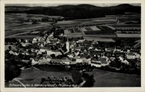 Ak Schwarzhofen in der Oberpfalz, Luftaufnahme von  Felder, Dorfansicht, Kirche