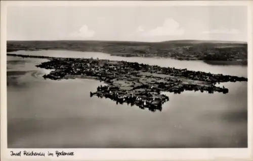 Ak Mittelzell Insel Reichenau im Bodensee, Luftaufnahme der Insel Reichenau, Bodensee, Schwarz-We