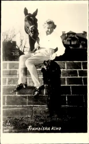 Ak Schauspielerin Franziska Kinz, Portrait, Autogramm, Pferd, Hund
