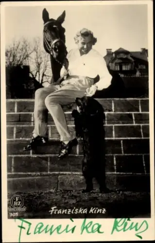 Ak Schauspielerin Franziska Kinz, Portrait, Autogramm, Pferd, Hund