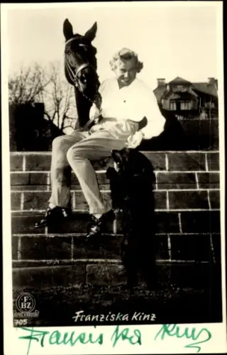 Ak Schauspielerin Franziska Kinz, Portrait, Autogramm, Pferd, Hund