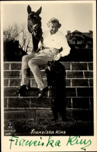Ak Schauspielerin Franziska Kinz, Portrait, Autogramm, Pferd, Hund