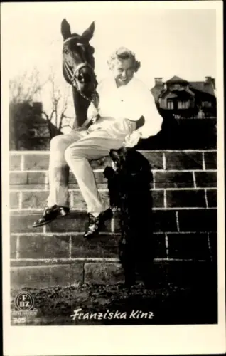 Ak Schauspielerin Franziska Kinz, Portrait, Autogramm, Pferd, Hund