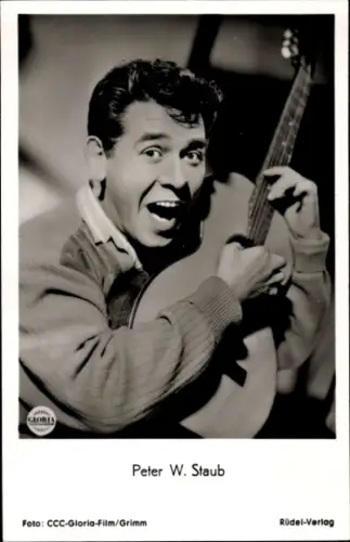 Ak Schauspieler Peter W. Staub, Portrait, Gitarre