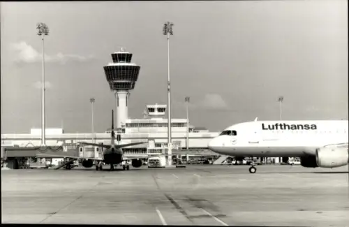 Foto Riem München Bayern, Flughafen, Boeing 737, Tower