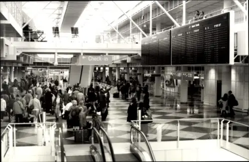 Foto Riem München Bayern, Flughafen, Tunnelbahnhof, Passagiere