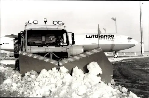 Foto Riem München Bayern, Flughafen, Schneeräumung