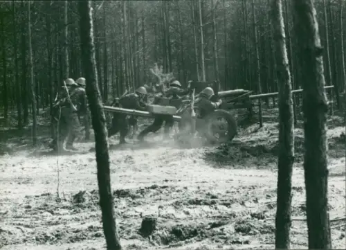 Foto Manöver der NVA, Nationale Volksarmee, DDR, Soldaten mit Geschütz, Wald