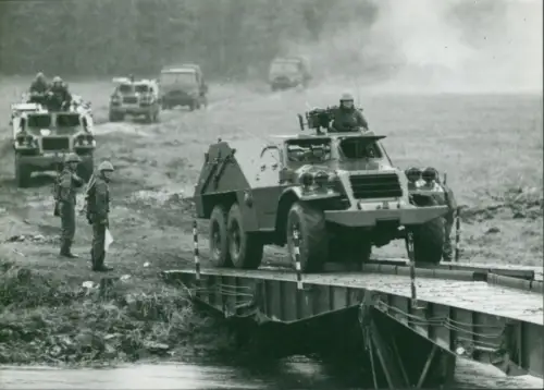 Foto Manöver der NVA, Nationale Volksarmee, DDR, Panzerfahrzeuge, Brücke