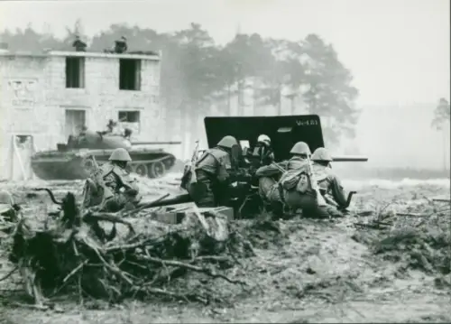 Foto Manöver der NVA, Nationale Volksarmee, DDR, Soldaten mit Geschütz, Panzer, Übungsplatz