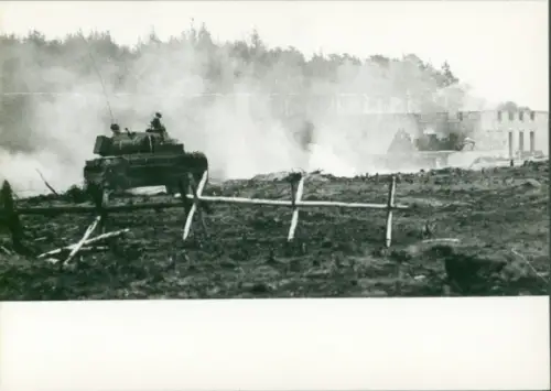 Foto Manöver der NVA, Nationale Volksarmee, DDR, Panzerfahrzeug auf dem Übungsplatz