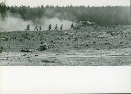 Foto Manöver der NVA, Nationale Volksarmee, DDR, Übungsplatz, Soldaten folgen einem Panzer