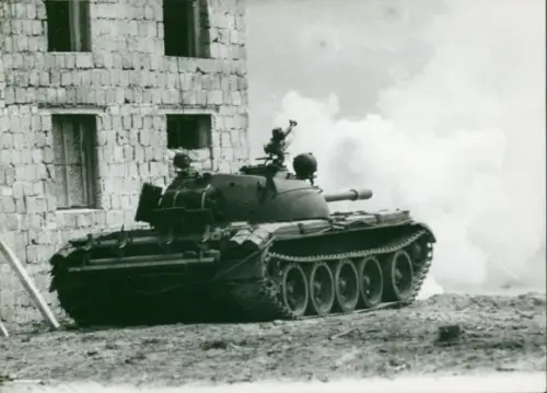 Foto Manöver der NVA, Nationale Volksarmee, DDR, Panzer, Übungsplatz für Häuserkampf