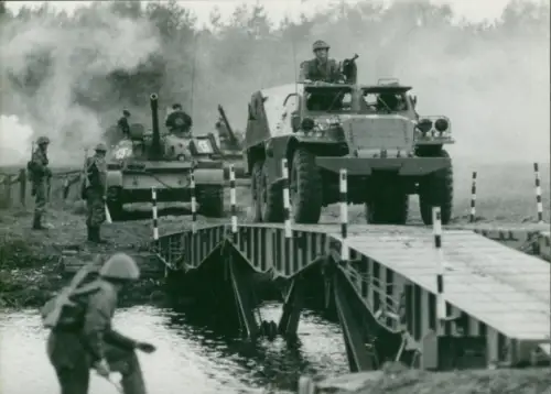 Foto Manöver der NVA, Nationale Volksarmee, DDR, Panzerfahrzeuge überqueren eine Brücke