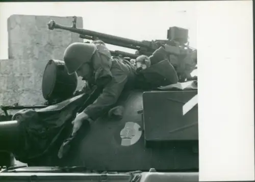 Foto Manöver der NVA, Nationale Volksarmee, DDR, Soldat in einem Panzer