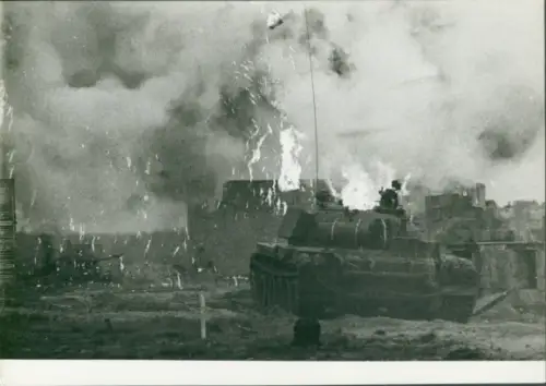 Foto Manöver der NVA, Nationale Volksarmee, DDR, Panzer im Straßenkampf feuert