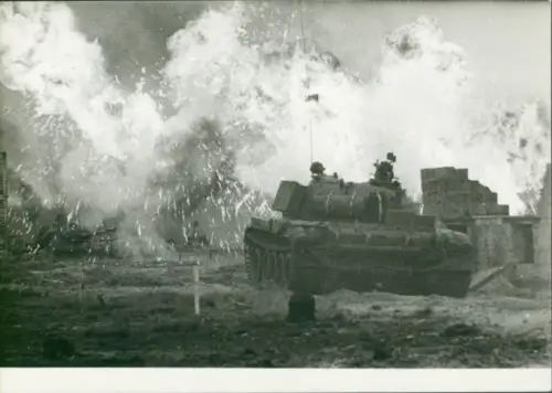 Foto Manöver der NVA, Nationale Volksarmee, DDR, Panzer im Straßenkampf, Detonationen