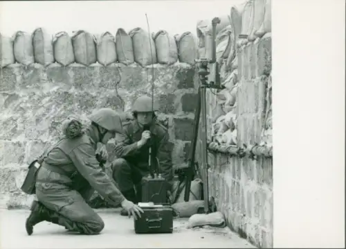 Foto Manöver der NVA, Nationale Volksarmee, DDR, Funker in einer gedeckten Stellung, Sandsäcke