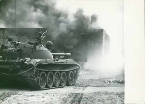 Foto Manöver der NVA, Nationale Volksarmee, DDR, Panzer im Straßenkampf