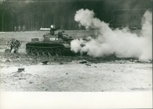 Foto Manöver der NVA, Nationale Volksarmee, DDR, Panzer 135 auf dem Übungsgelände