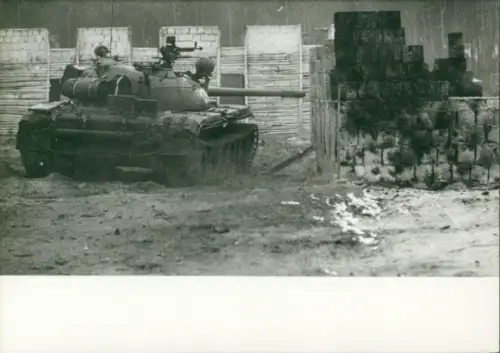 Foto Manöver der NVA, Nationale Volksarmee, DDR, Panzer im Straßenkampf