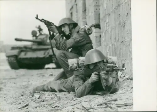 Foto Manöver der NVA, Nationale Volksarmee, DDR, Soldaten mit Gewehren im Straßenkampf, Panzer