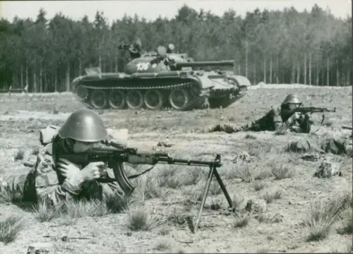 Foto Manöver der NVA, Nationale Volksarmee, DDR, Panzer 136, Soldaten mit Gewehren