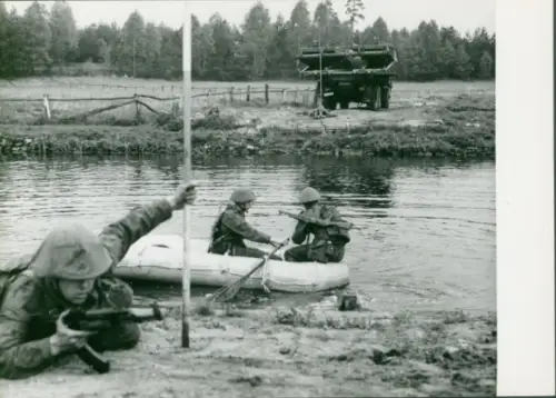 Foto Manöver der NVA, Nationale Volksarmee, DDR, Soldaten mit Gewehren, Schlauchboot