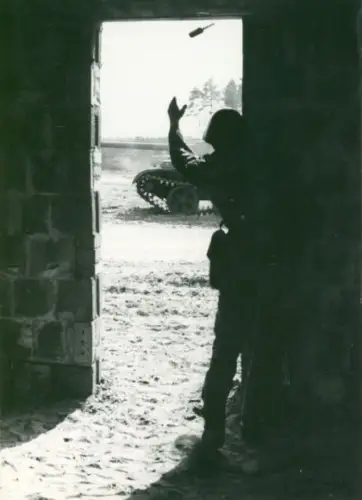 Foto Manöver der NVA, Nationale Volksarmee, DDR, Soldat wirft Handgranate auf einen Panzer