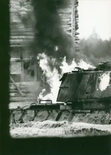 Foto Manöver der NVA, Nationale Volksarmee, DDR, brennender Panzer im Häuserkampf