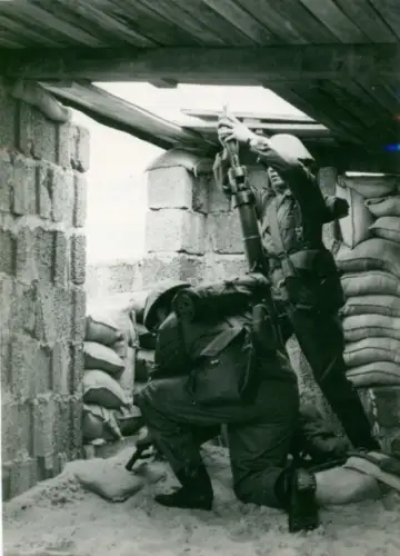 Foto Manöver der NVA, Nationale Volksarmee, DDR, Soldaten mit Granatwerfer in Stellung, Sandsäcke