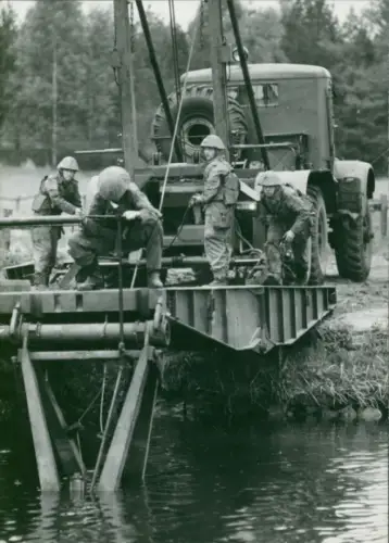 Foto Manöver der NVA, Nationale Volksarmee, DDR, Pioniere beim Brückenbau