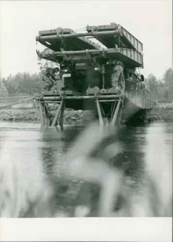 Foto Manöver der NVA, Nationale Volksarmee DDR, Pioniere beim Brückenbau