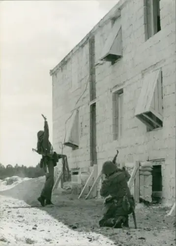 Foto Manöver der NVA, Nationale Volksarmee, DDR, Soldaten im Häuserkampf