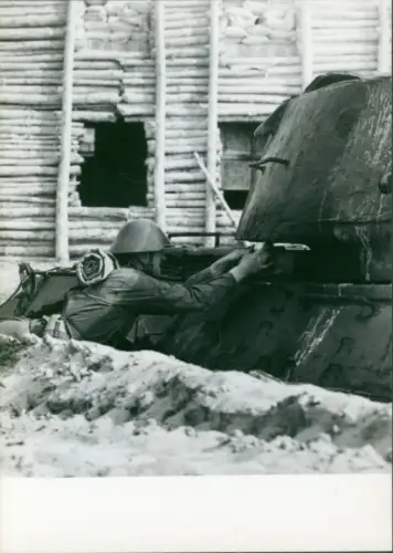 Foto Manöver der NVA, Nationale Volksarmee, DDR, Soldat setzt Sprengsatz an einem Panzer